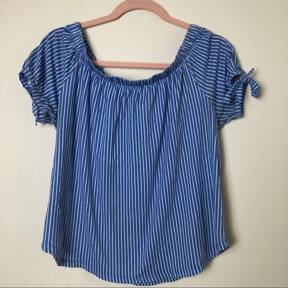 H&M Tops - SALE H&M 💐pinstripe low shoulder top